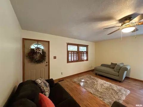 Entry Way - 401 Jennings Rd, Hurst, IL 62949 photo 1 of 1