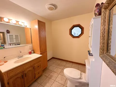 Bath - 401 Jennings Rd, Hurst, IL 62949 photo 1 of 3