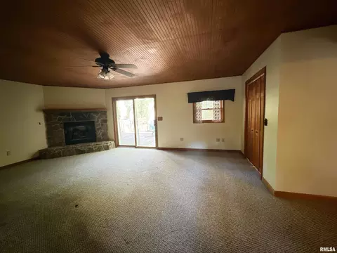 Living - 401 Jennings Rd, Hurst, IL 62949 photo 2 of 3