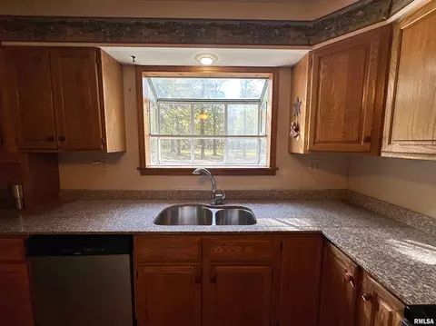 Kitchen - 401 Jennings Rd, Hurst, IL 62949 photo 5 of 5