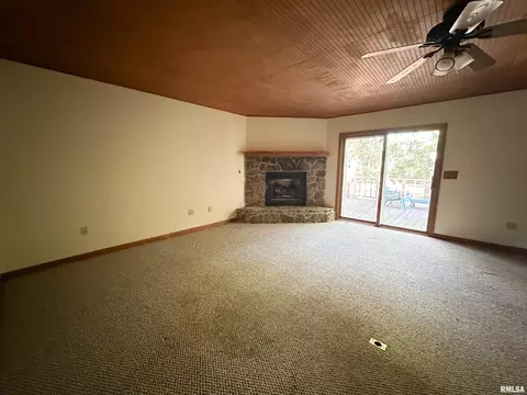 Living - 401 Jennings Rd, Hurst, IL 62949 photo 1 of 3