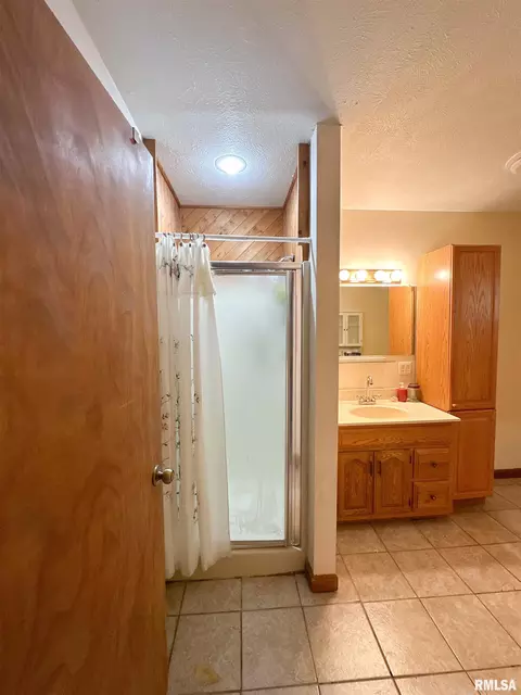Bath - 401 Jennings Rd, Hurst, IL 62949 photo 2 of 3