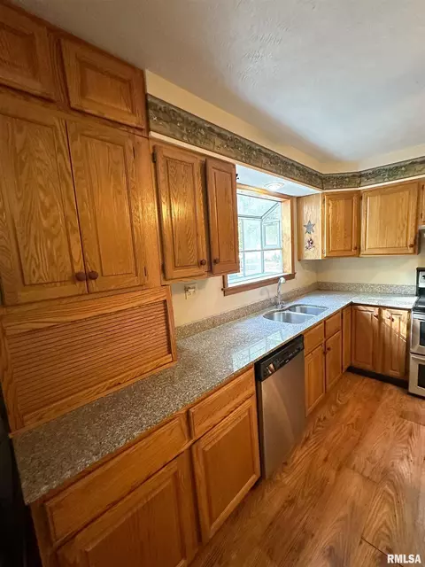 Kitchen - 401 Jennings Rd, Hurst, IL 62949 photo 1 of 5