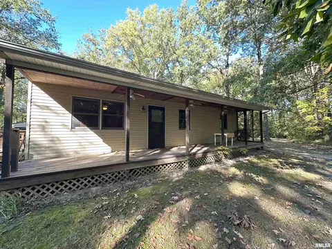 Exterior - 401 Jennings Rd, Hurst, IL 62949 photo 2 of 8