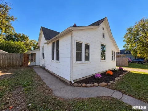 914 Charlotte St, Pekin, IL 61554