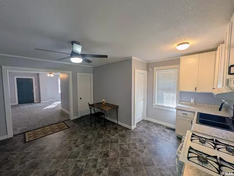 Entry Way - 1028 E Oak St, Macomb, IL 61455 photo 1 of 1