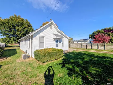 Exterior - 1028 E Oak St, Macomb, IL 61455 photo 1 of 4