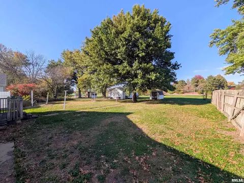 Exterior - 1028 E Oak St, Macomb, IL 61455 photo 3 of 4