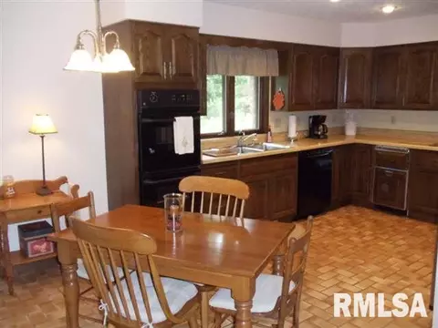 3748 53rd St, Moline, IL 61265 photo 5