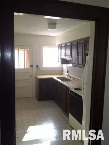209 E 10th St, Dewitt, IA 52742 photo 2