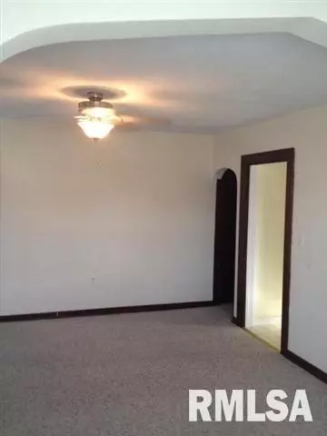 209 E 10th St, Dewitt, IA 52742 photo 7