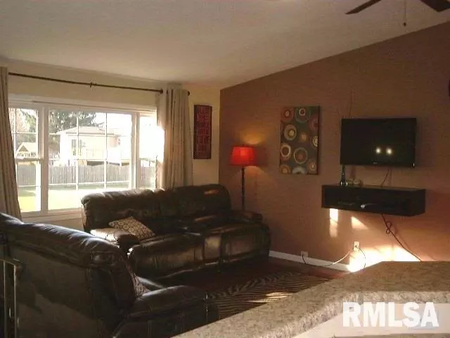  304 Crest St, Eldridge, IA 52748 photo 3