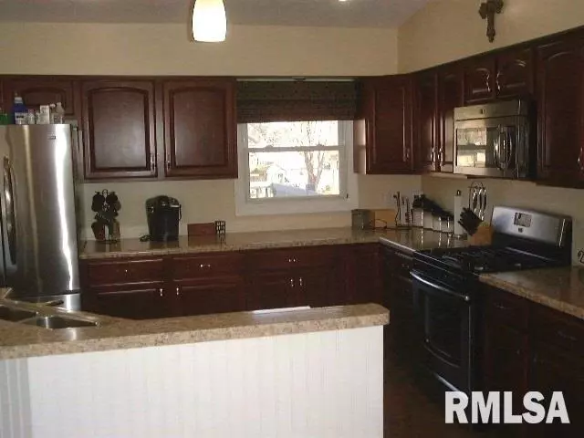  304 Crest St, Eldridge, IA 52748 photo 9