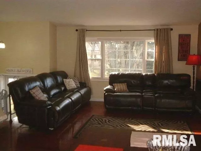  304 Crest St, Eldridge, IA 52748 photo 2
