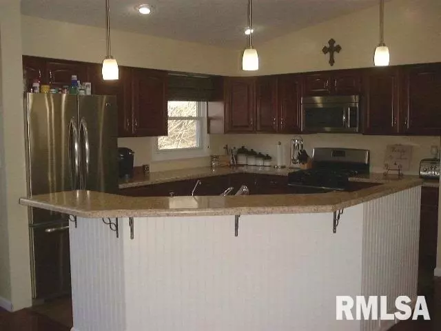  304 Crest St, Eldridge, IA 52748 photo 7
