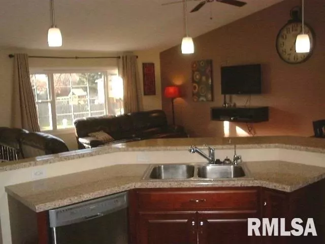  304 Crest St, Eldridge, IA 52748 photo 12