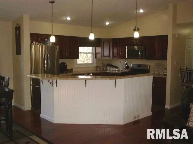  304 Crest St, Eldridge, IA 52748 photo 6