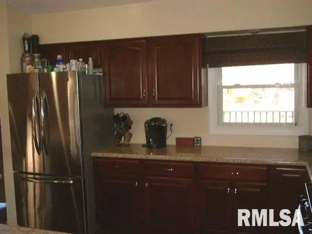  304 Crest St, Eldridge, IA 52748 photo 10
