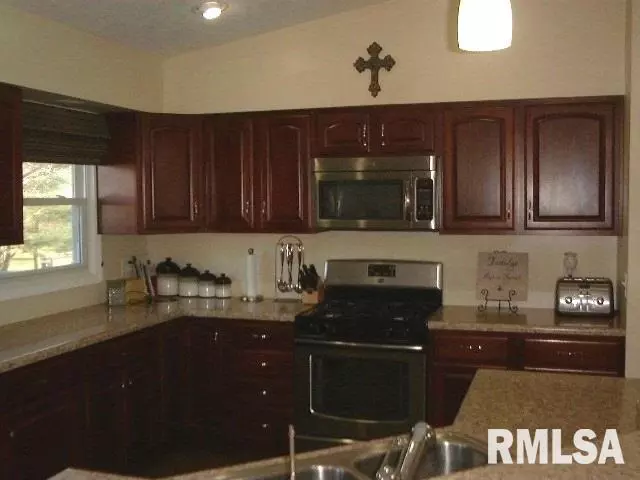  304 Crest St, Eldridge, IA 52748 photo 8