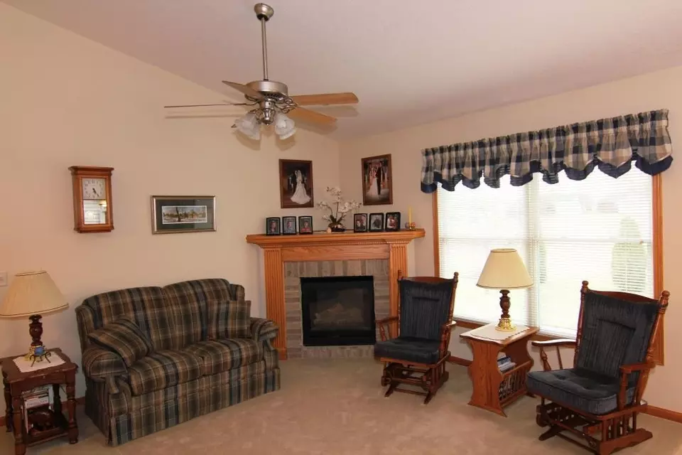  418 Celeste Cir, Blue Grass, IA 52726 photo 4