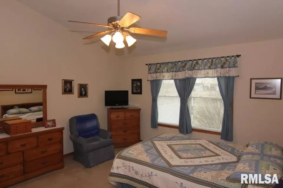  418 Celeste Cir, Blue Grass, IA 52726 photo 10
