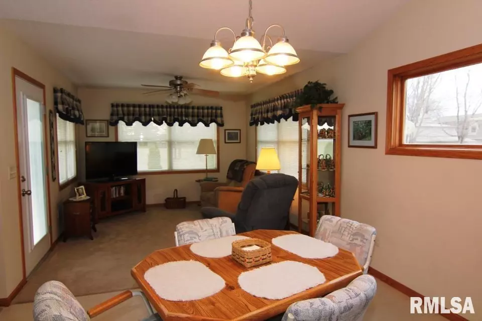  418 Celeste Cir, Blue Grass, IA 52726 photo 8