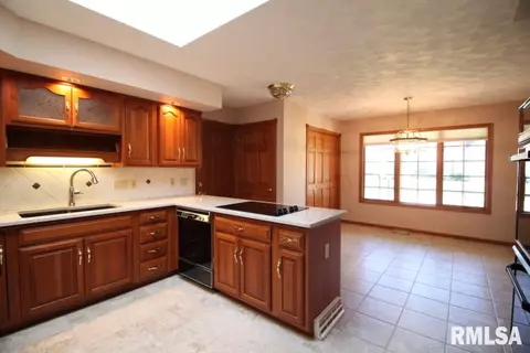 3402 76th St, Moline, IL 61265 photo 4