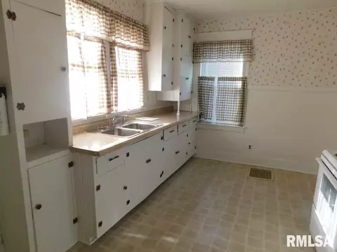 320 E 4th St, Tipton, IA 52772 photo 8