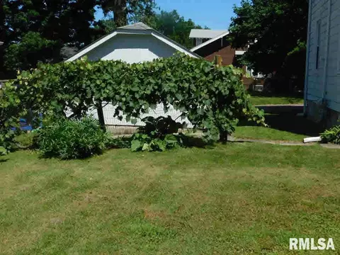 320 E 4th St, Tipton, IA 52772 photo 3
