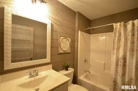 111 Muhs Cir, Eldridge, IA 52748 photo 9
