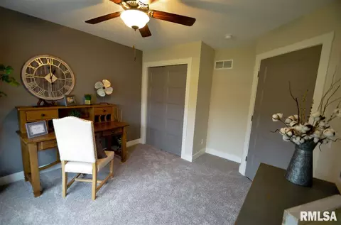 111 Muhs Cir, Eldridge, IA 52748 photo 10