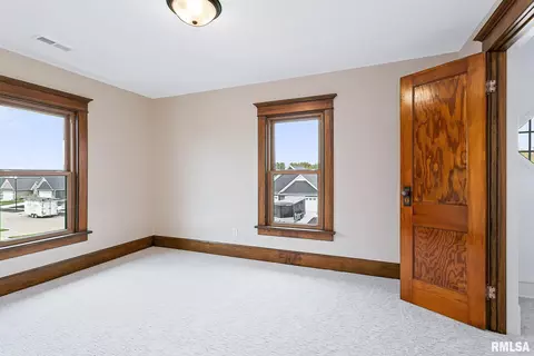 151 Muhs Cir, Eldridge, IA 52748 photo 18
