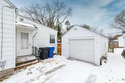 2417 31st St, Moline, IL 61265 photo 3