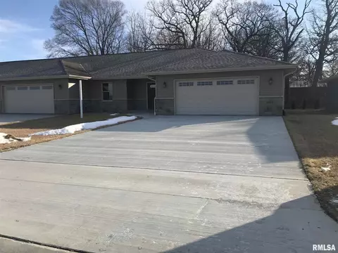 320 E River Ct, Camanche, IA 52730 photo 2