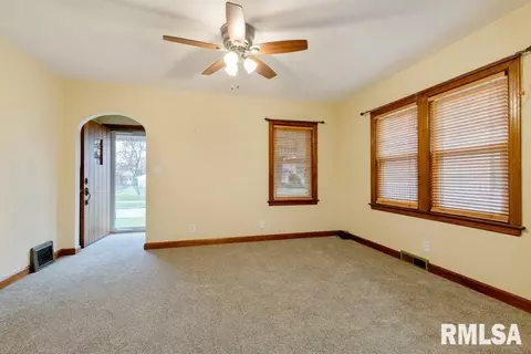 276 6th St, Silvis, IL 61282 photo 2