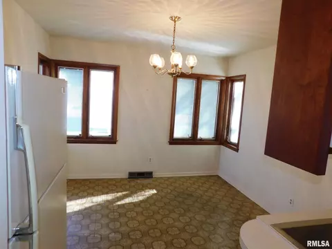 2014 2nd St, Moline, IL 61265 photo 9