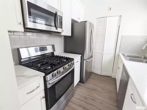 1013 38th St, Moline, IL 61265 photo 8