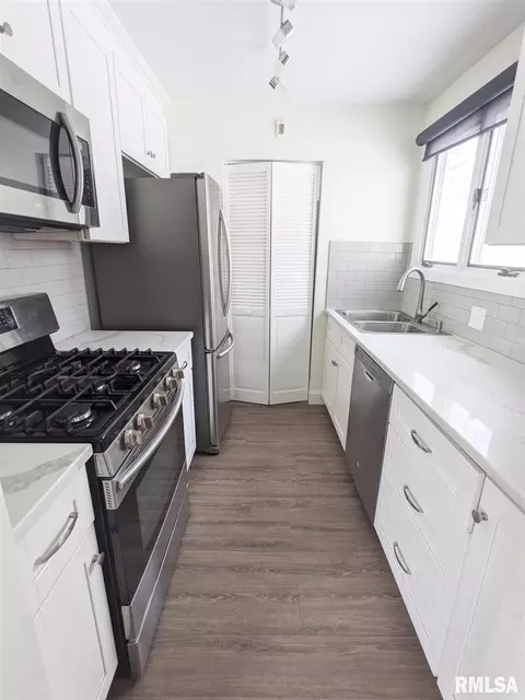 1013 38th St, Moline, IL 61265 photo 7