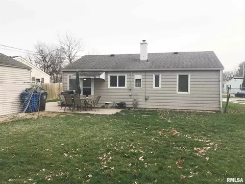 1013 38th St, Moline, IL 61265 photo 2