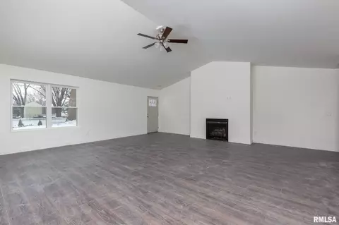 3211 39th St, Moline, IL 61265 photo 7