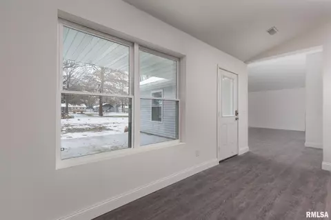 3211 39th St, Moline, IL 61265 photo 4