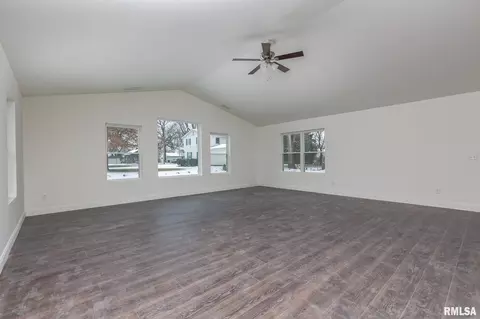 3211 39th St, Moline, IL 61265 photo 5