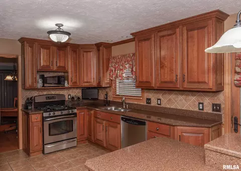 112 Golfview Dr, Eldridge, IA 52748 photo 13