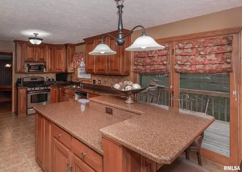 112 Golfview Dr, Eldridge, IA 52748 photo 14