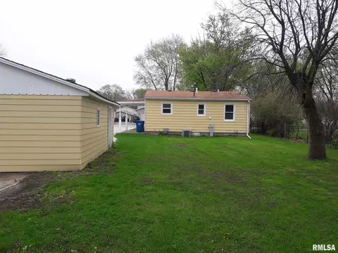 1212 11th St, Silvis, IL 61282 photo 3