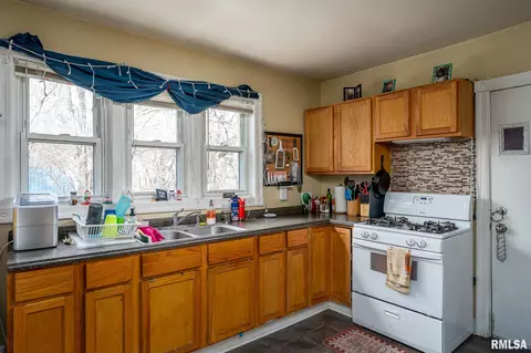 397 25th St, Moline, IL 61265 photo 4