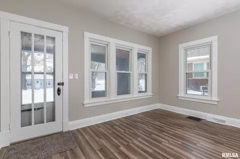 441 40th St, Moline, IL 61265 photo 3