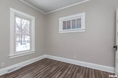 441 40th St, Moline, IL 61265 photo 4