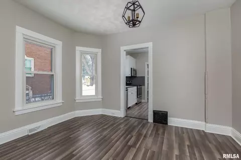 441 40th St, Moline, IL 61265 photo 8