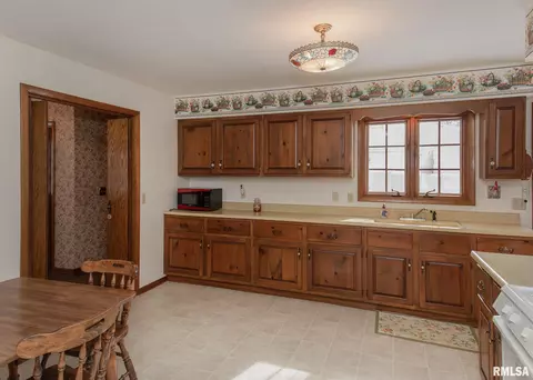 2401 3rd St, Moline, IL 61265 photo 15